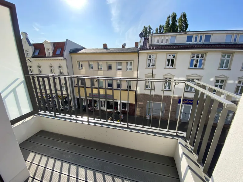 Modernes Süd-Balkon Studio möbliert mit EBK sowie Abstellkammer! Direkt am Marktplatz Adlershof!! — photo 1